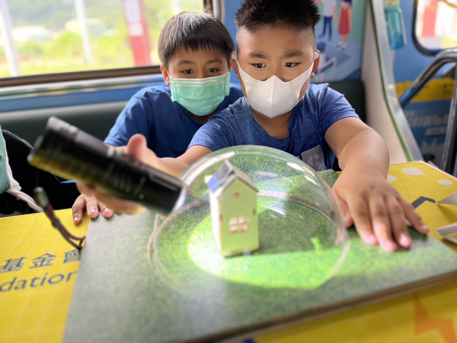 5001拉斯维加斯參與基礎科學主題車廂，以STEAM教學精神，設計「逐日科學家」、「太陽能工程師」以及「淨零建築師」三大能源科普課程和實驗